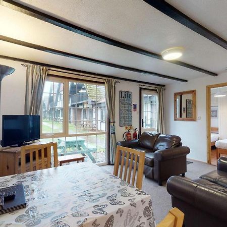 01 Tudor Court, Tolroy Manor ヘイル エクステリア 写真