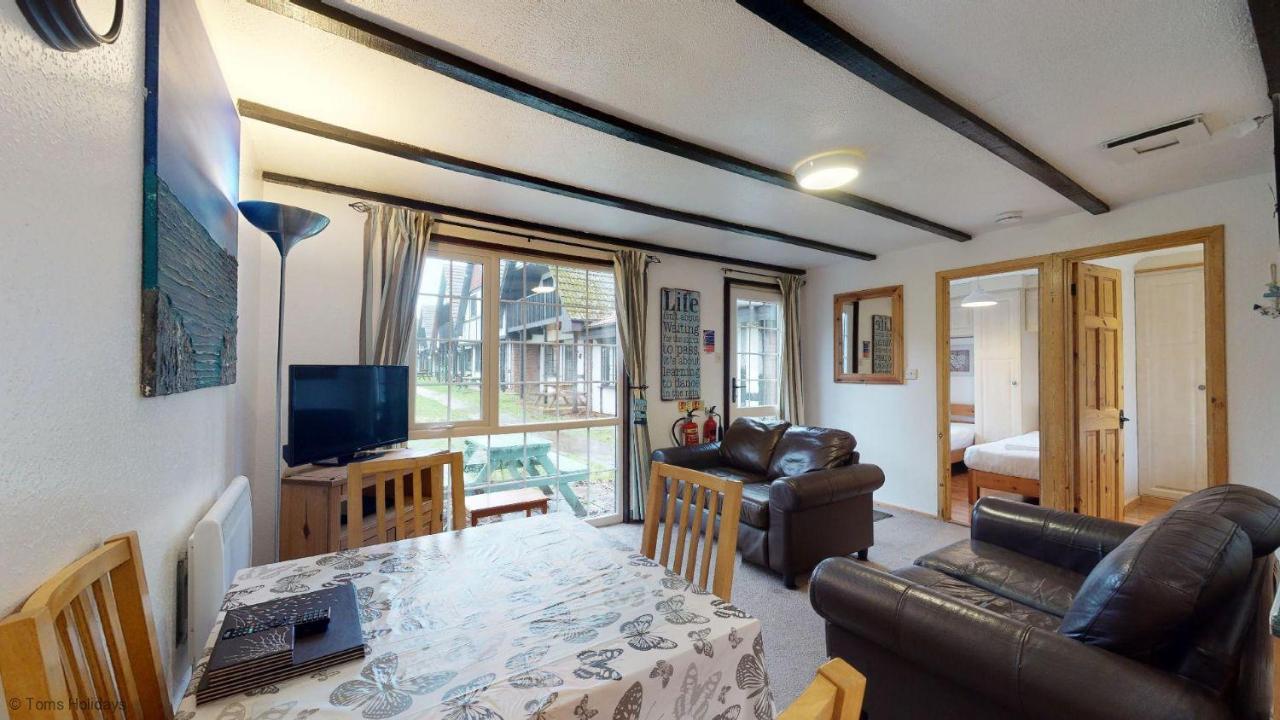 01 Tudor Court, Tolroy Manor ヘイル エクステリア 写真