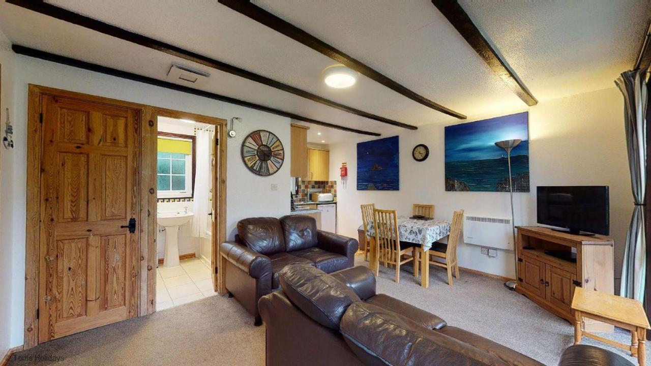 01 Tudor Court, Tolroy Manor ヘイル エクステリア 写真