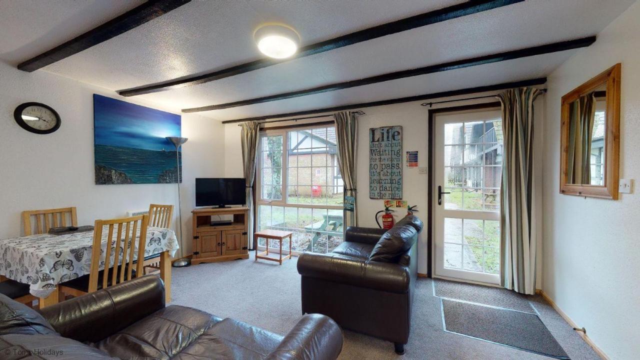 01 Tudor Court, Tolroy Manor ヘイル エクステリア 写真