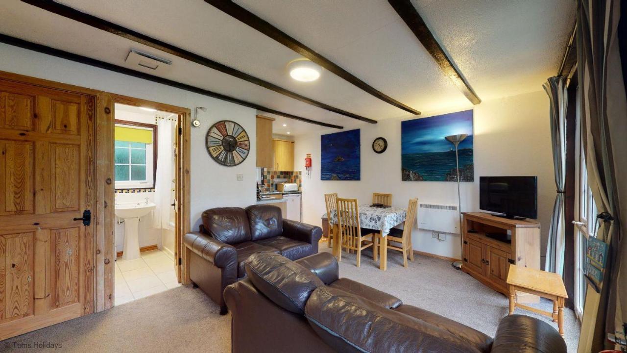 01 Tudor Court, Tolroy Manor ヘイル エクステリア 写真