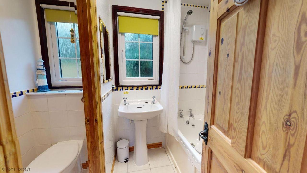01 Tudor Court, Tolroy Manor ヘイル エクステリア 写真
