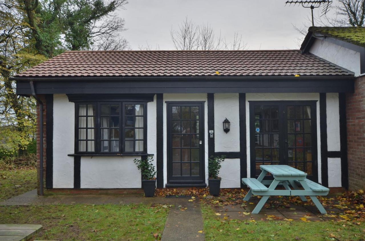 01 Tudor Court, Tolroy Manor ヘイル エクステリア 写真